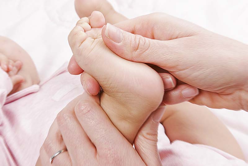 trattamento Tuinà pediatrico al piede a di un neonato